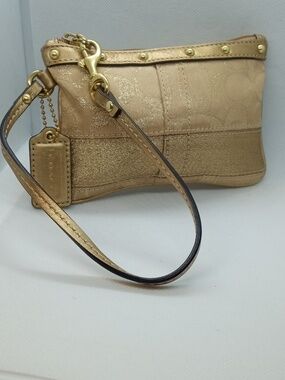 COACH SIGNATURE STUD WRISTLET